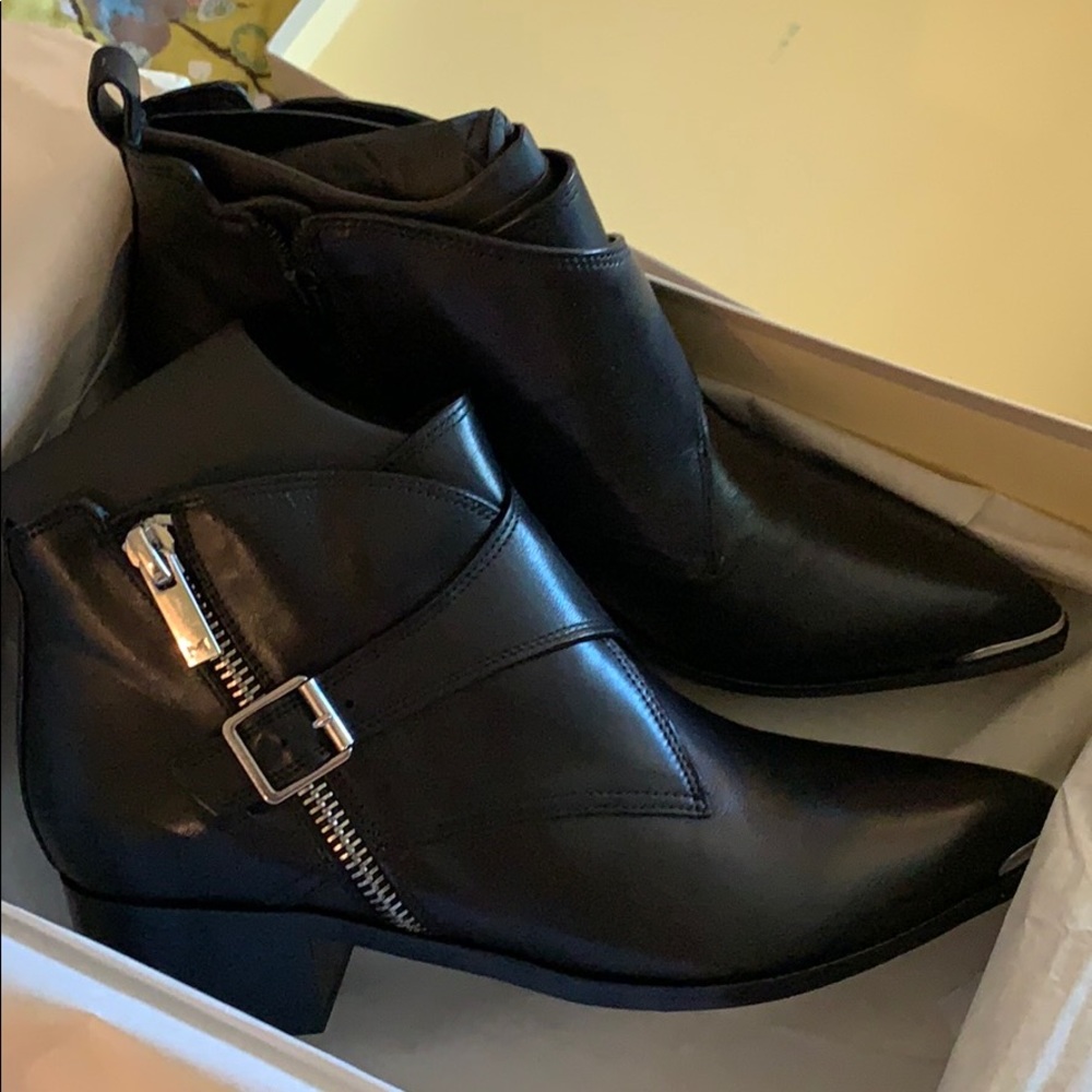 Marc Fisher 10m Black Booties